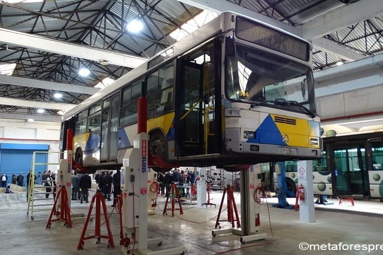 Stertil-Koni mobiele hefkolommen en SKYLIFT rijbanen hefbrug