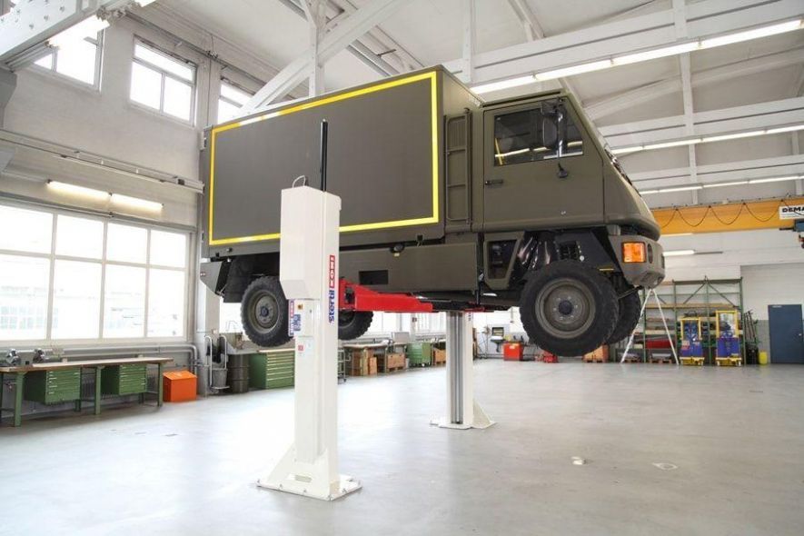 Hefbruggen van Stertil-Koni voor onderhoud en reparatie van militaire voertuigen 