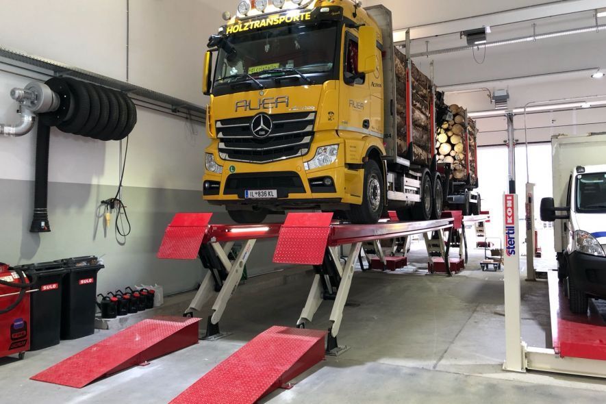 Stertil-Koni mobiele hefkolommen en SKYLIFT rijbanen hefbrug