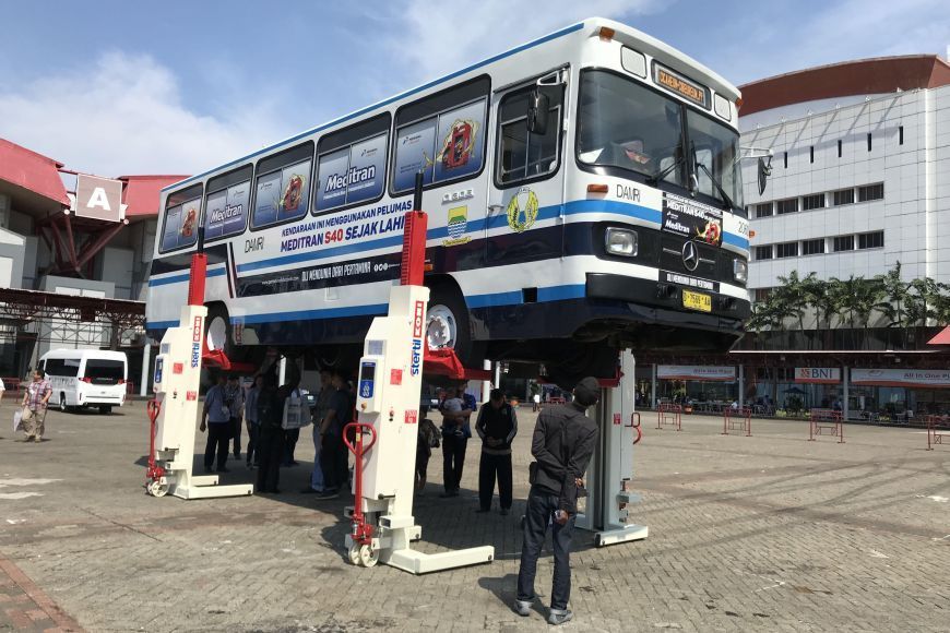 Stertil-Koni voertuig hefkolommen op IIBT show in Indonesië