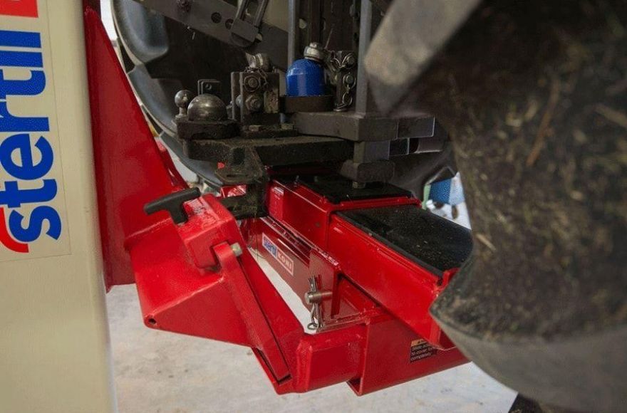 Universele vork adapter voor Stertil-Koni mobiele hefkolommen om voertuigen onder het chassis te heffen.