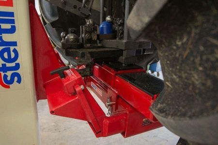 Universele vork adapter voor Stertil-Koni mobiele hefkolommen om voertuigen onder het chassis te heffen.