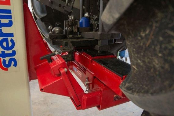 Universele vork adapter voor Stertil-Koni mobiele hefkolommen om voertuigen onder het chassis te heffen.