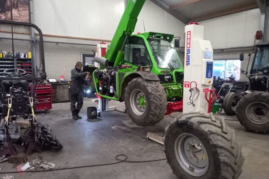 Mobiele hefkolommen voor reparatie en onderhoud van landbouwmachines