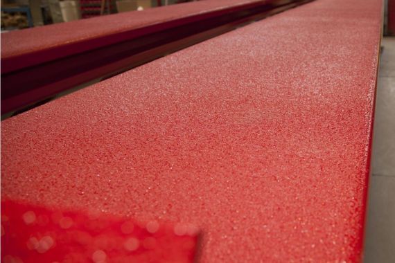 Antislip ruwe coating op Stertil-Koni rijbaan platen hefbrug