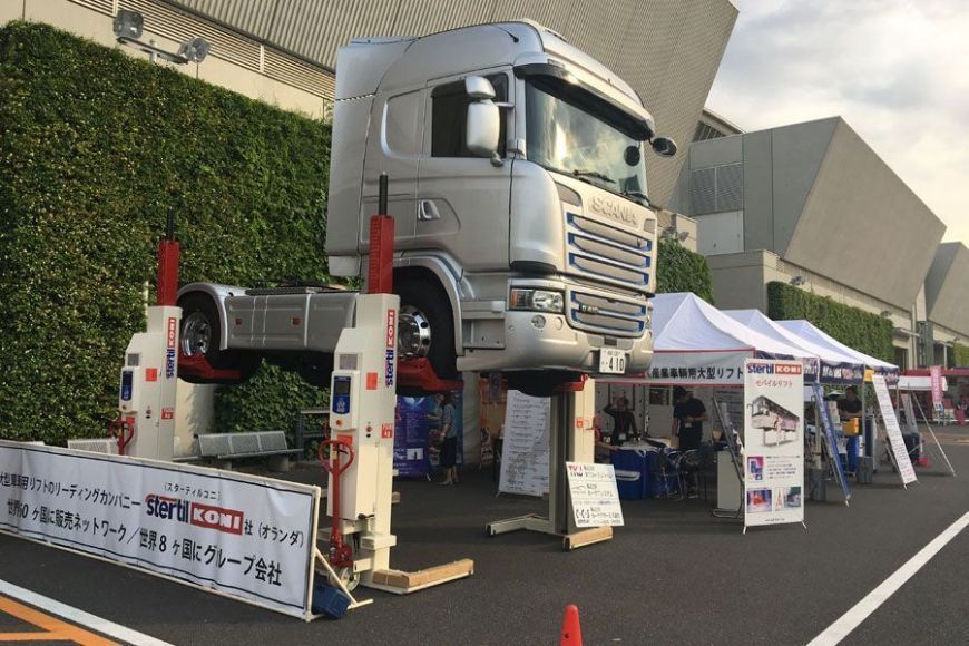 Scania truck op Stertil-Koni mobiele hefkolommen