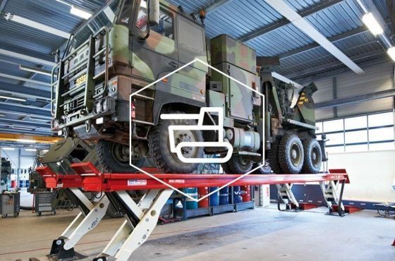 Hefbruggen van Stertil-Koni voor onderhoud en reparatie van militaire voertuigen 
