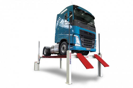 Vrachtwagen op vier kolommen Stertil-Koni hefbrug