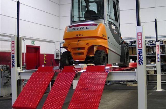 Derde rijbaan speciaal voor vorkheftruck liften met Stertil-Koni hefbrug 