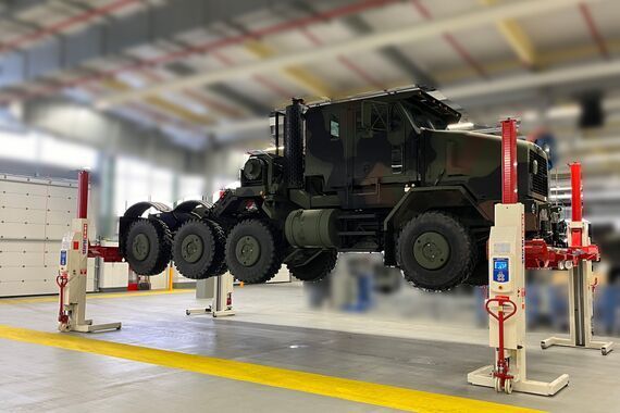 Stertil-Koni dwarsbalk met mobiele hefkolommen in militaire werkplaats