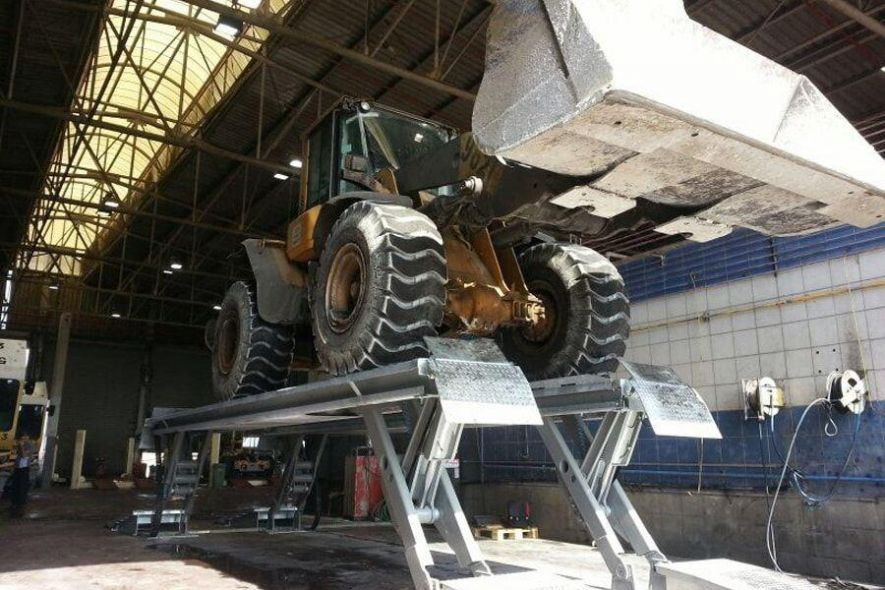 Industriële voertuigen heffen. Stertil-Koni hefbruggen voor onderhoud en reparatie van constructie en grondbewerking voertuigen 
