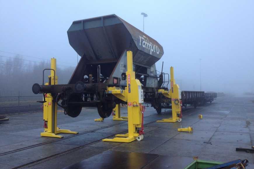 Stertil-Koni hefkolom RF Wagonlift voor onderhoud en repartie van goederenwagons