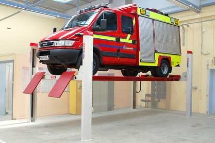 brandweerwagen op 4-koloms Stertil-Koni hefbrug ST 4070 