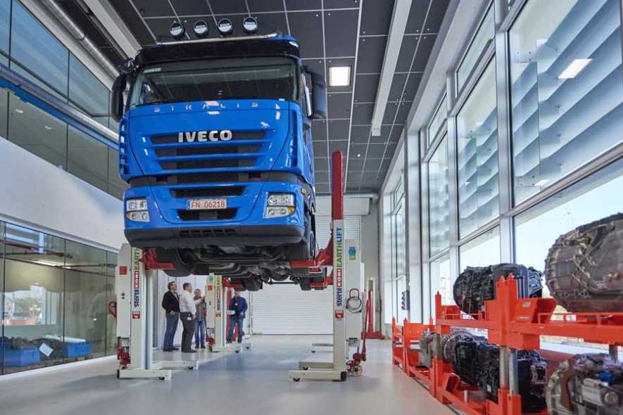 Stertil-Koni mobiele hefkolommen en SKYLIFT rijbanen hefbrug